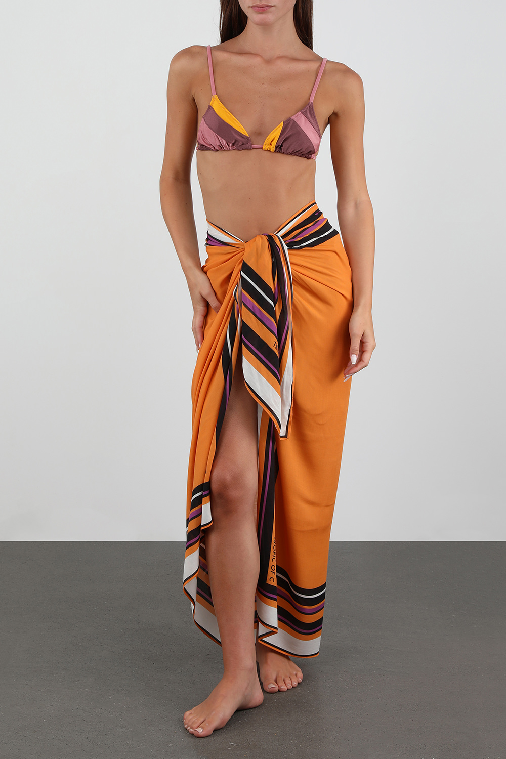 תמונת כל הלוק של פראו סיינה כתום עם עיטורי פסים